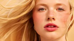 Come rendere i capelli lucenti a casa con semplici trucchi delle casalinghe