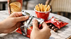 5 trucchi per aprire gli snack giapponesi senza briciole e senza dita unte