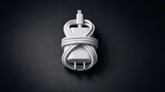 Il trucco della forma a 8 per avvolgere cavo e caricatore senza nodi in borsa