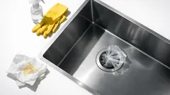 Come eliminare la puzza dallo scarico del lavello e bloccare la melma in pochi minuti