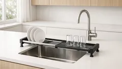 Lo scolapiatti sopra lavello che libera il piano in una cucina piccola in 10 minuti