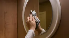 Perché non dovresti pulire gli specchi con un detergente per vetri: l’errore comune che lascia aloni