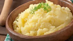 Uova, latte e burro non servono: cosa aggiungere al purè di patate per renderlo più gustoso?