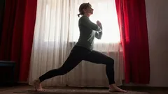 7 esercizi veloci in piedi per chi ha più di 45 anni, più efficaci di un'ora di allenamento