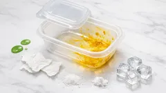 Macchie di curry nei contenitori in plastica? Il metodo in 3 mosse che salva spugna e pazienza