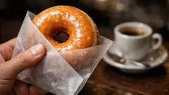 Il trucco della carta cerata per mangiare un donut senza sporcarsi le dita