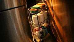 Come costruire un carrellino salvaspazio su ruote per la fessura tra frigo e mobile