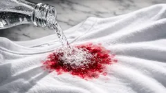 Macchie su vestiti bianchi? Prova l’acqua frizzante: il pronto intervento che salva la maglietta