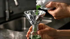 Il trucco della carta stagnola per travasare il detersivo per piatti senza gocce