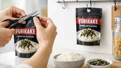 Il trucco delle forbici per aprire la bustina di furikake senza stress e senza briciole