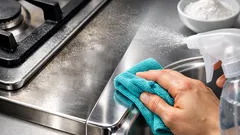 Come sgrassare piano cottura e lavello con acqua elettrolizzata alcalina in una sola passata