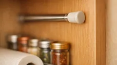 L’asta a pressione che ti salva la casa: 7 idee salvaspazio senza forare