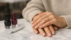 Unghie a pois: la manicure autunno 2025 che alleggerisce anche i colori scuri