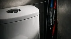 Il trucco dietro la cassetta del WC per appendere scopino e spazzole e liberare il pavimento