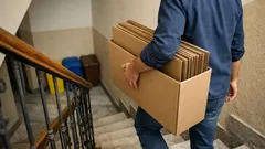 Il trucco della “tasca” per trasportare tante scatole di cartone senza spago