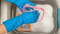 Come pulire i contenitori di plastica per farli tornare come nuovi: cosa aggiungere all’acqua di lavaggio