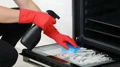 Smetti di pulire il forno con l’aceto: c’è un modo più efficace per eliminare grasso vecchio e sporco