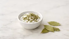 Bicarbonato e alloro: il trucco naturale per eliminare l’odore di chiuso in armadi e scarpiere