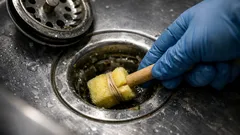Come pulire lo scarico del lavello dalla melma con una spugna usa e getta fatta in casa