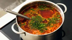 Perché non dovresti lasciare il mestolo nella pentola: i motivi per cui è meglio liberarsi di questa cattiva abitudine