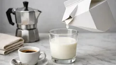 Il trucco per versare il latte dal cartone senza gocce sul tavolo: bastano 2 gesti