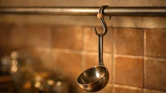 Il trucco dell’elastico per bloccare i ganci a S e dire addio a cadute e rumori in cucina